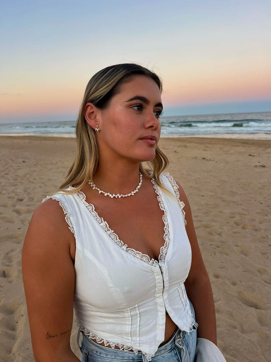 GIRLS WITH PEARLS